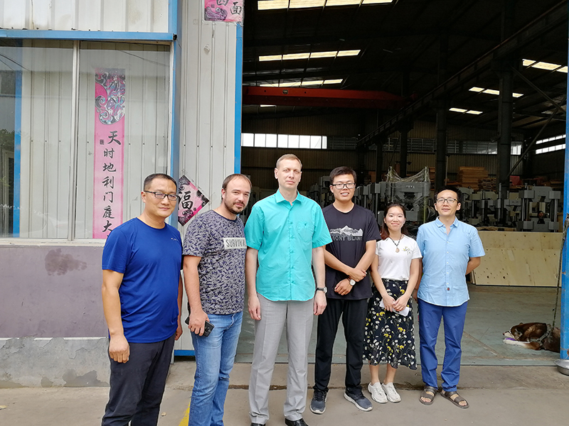 俄羅斯客戶到廠驗收機器，獲得客戶一致好評